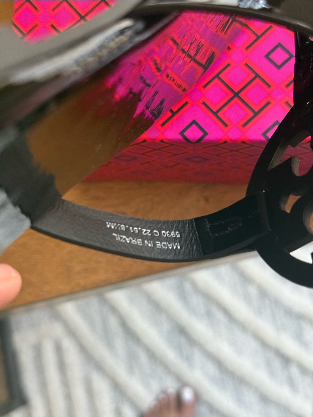 New Tory Burch Black calf Leather Logo Thong Sandals in patent black - Picture 6 of 7